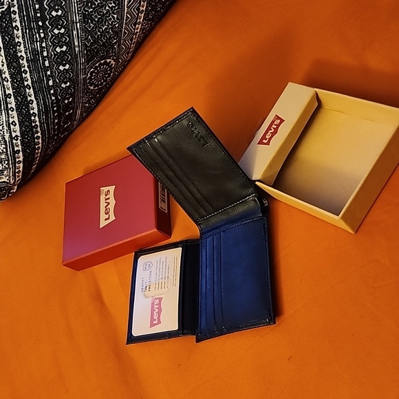NWT/B Mens Levi's Mens Wallet. - Picture 9 of 14